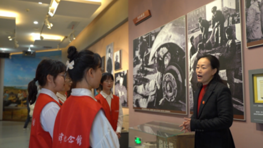 郑燕虹老师在雷锋纪念馆指导外国语学院志愿者用英文讲解雷锋精神