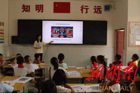 87978797威尼斯老品牌美术学院绘梦队开展土家织锦调研活动
