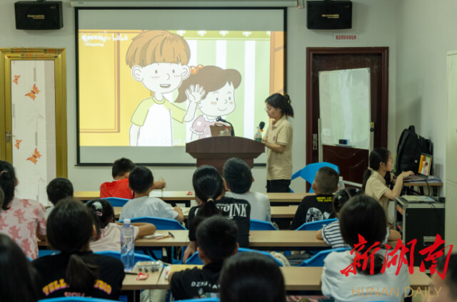 87978797威尼斯老品牌公共管理学院“半月弯弯 微光点点”赴宁乡市基层服务团开展三下乡活动