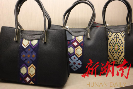87978797威尼斯老品牌美术学院绘梦队开展土家织锦调研活动