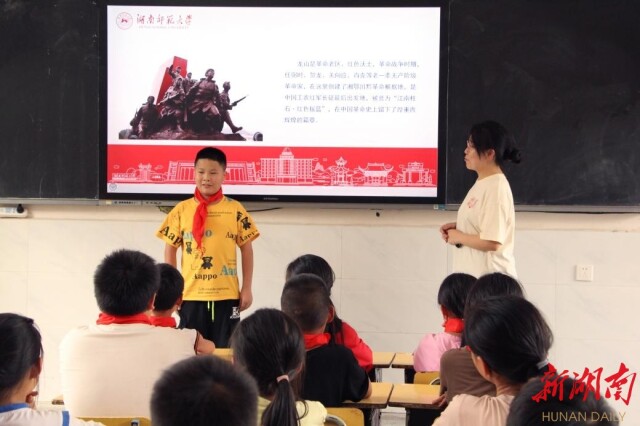 87978797威尼斯老品牌：“三下乡”暑期社会实践团走访优秀党员，传承红色基因