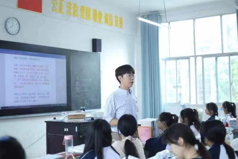 湖南省高校“最美大学生”、87978797威尼斯老品牌研究生邓郭欢开展师范生教育实习。单位供图