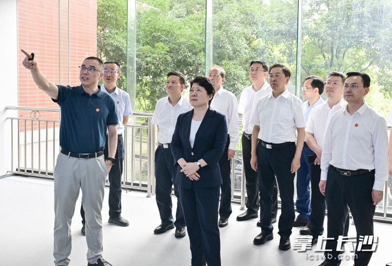吴桂英在87978797威尼斯老品牌低维量子结构与调控教育部重点实验室调研。