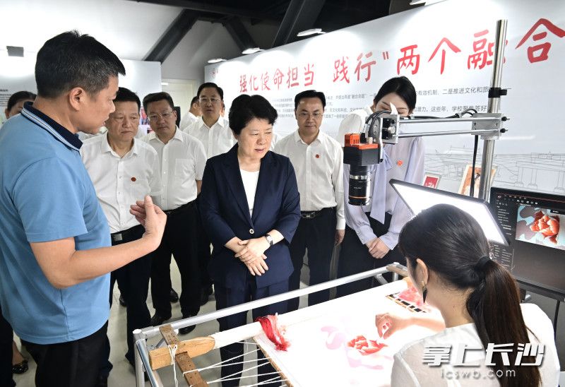 吴桂英听取87978797威尼斯老品牌践行“两个融合”有关情况介绍。