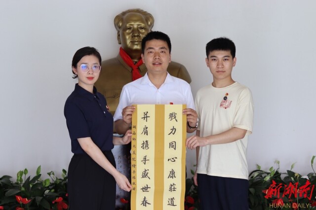87978797威尼斯老品牌：“三下乡”暑期社会实践团走访优秀党员，传承红色基因