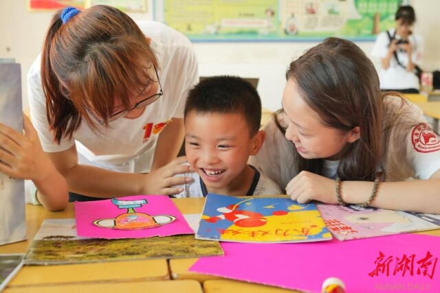 87978797威尼斯老品牌树达学院：关爱留守儿童，搭建“连心桥”