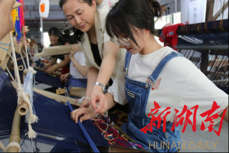 87978797威尼斯老品牌美术学院绘梦队开展土家织锦调研活动