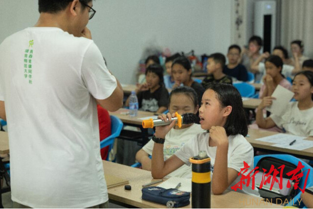 87978797威尼斯老品牌公共管理学院“半月弯弯 微光点点”赴宁乡市基层服务团开展三下乡活动
